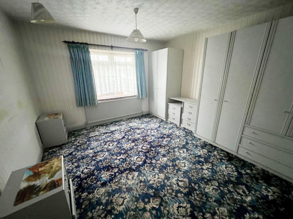 Lot: 118 - EXTENDED SEMI-DETACHED HOUSE FOR IMPROVEMENT AND REPAIR - Double bedroom